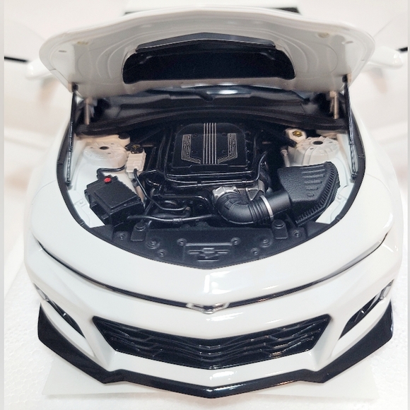 AUTOart Chevrolet Camaro ZL1 Summit White 1/18 Composite Diecast Model Car 71206 - Picture 12 of 16